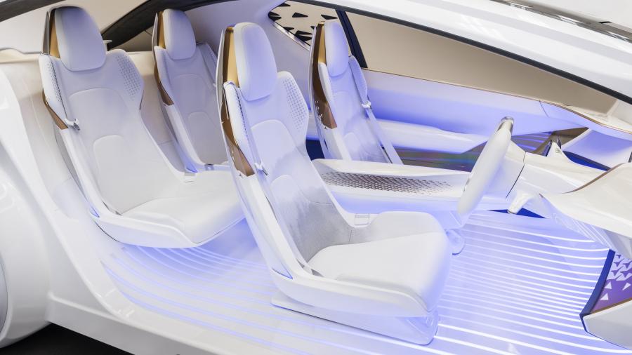 Интерьер Toyota Concept-i 2017 года  (фото 12 из 45)